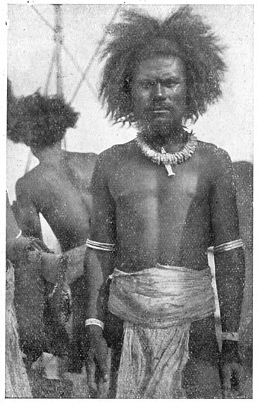Man uit Tucopia met schort van tapa of boomschors en halsketting van welriekende vruchtjes.